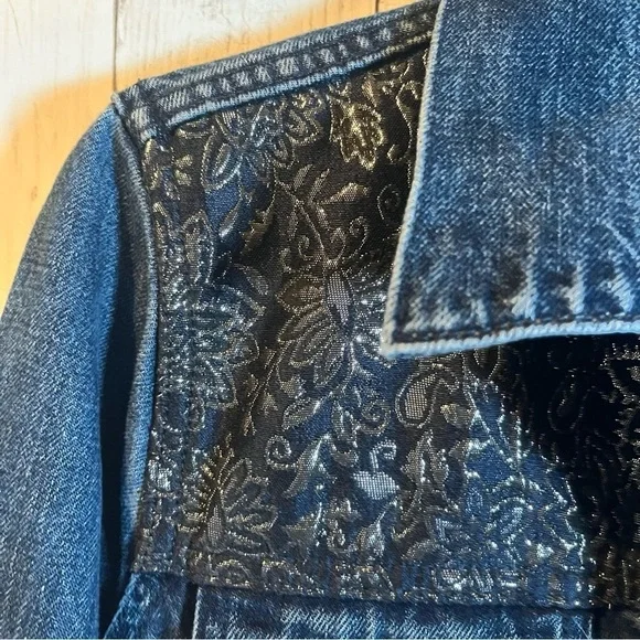 Gap 1969 women’s blue Jean jacket with black floral size small - Picture 7 of 8